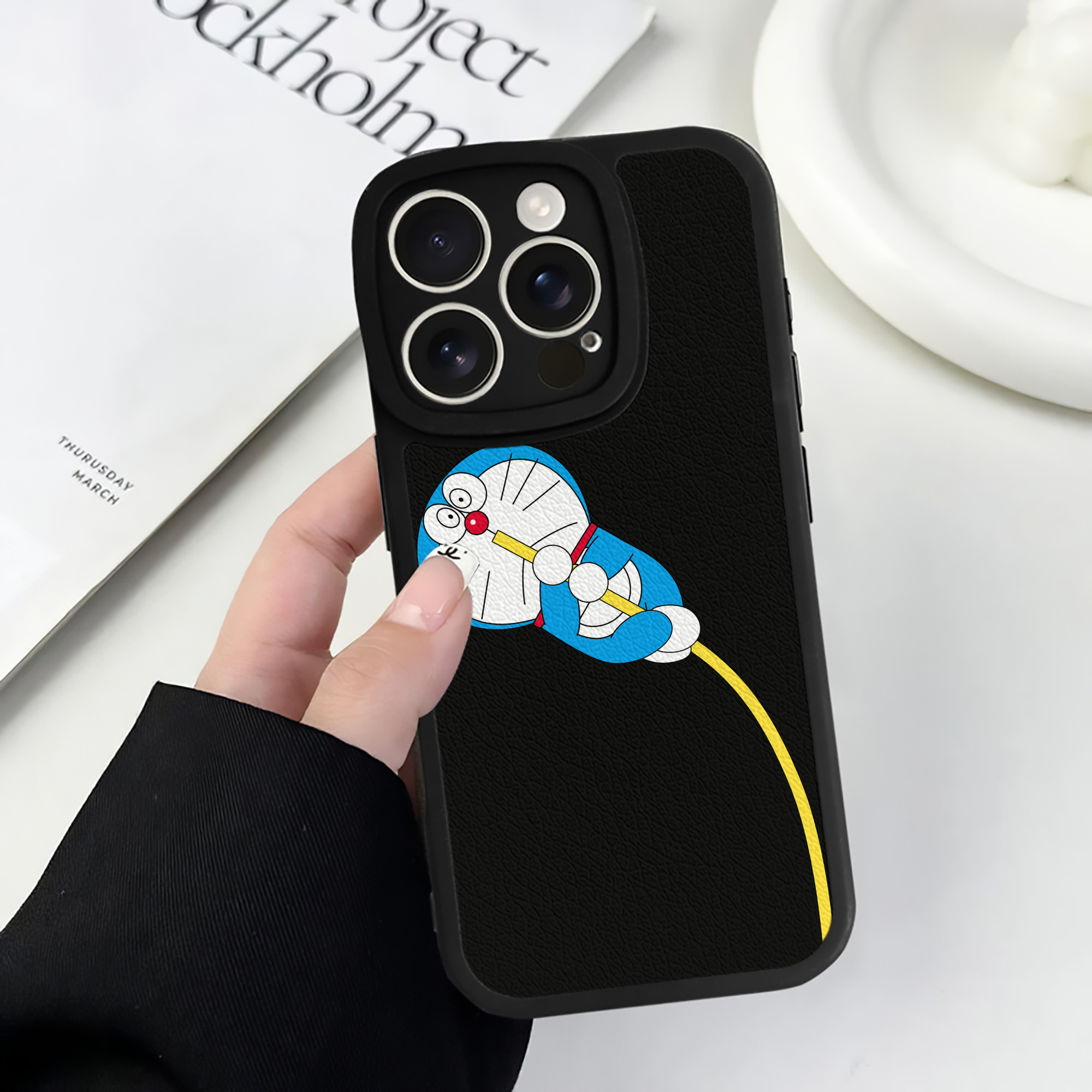 （画像用） ドラえもん Doraemon 【iPhone 16シリーズ対応】シリコンスマホケース（レザー調） 材質：シリコン